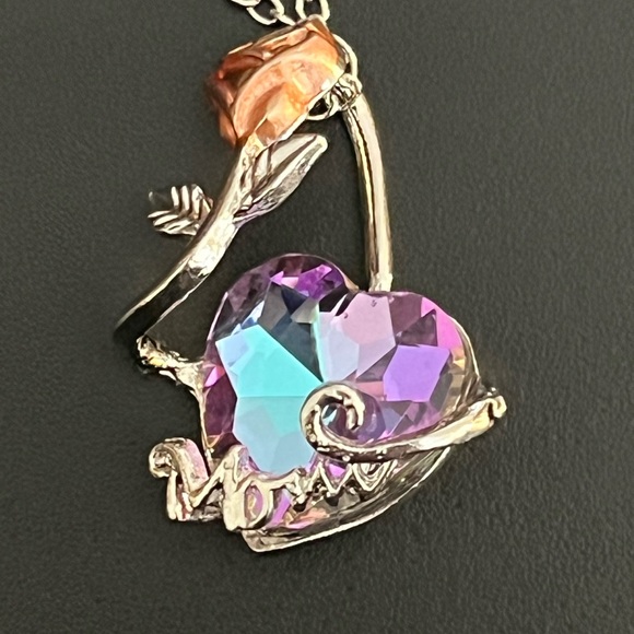 ☄️This stunning heart and rose pendant necklace is perfect for Mother’s Day! 18” - Picture 5 of 14